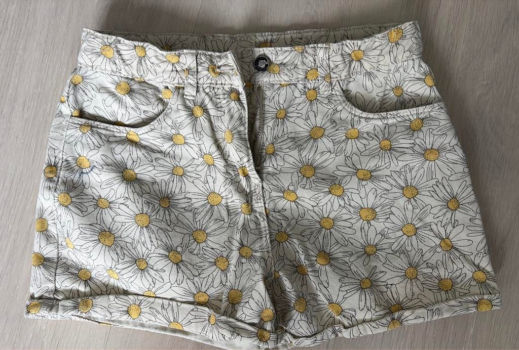 Short madeliefjes - Awesome - maat 152, Ophalen of Verzenden, Zo goed als nieuw, Meisje, Broek