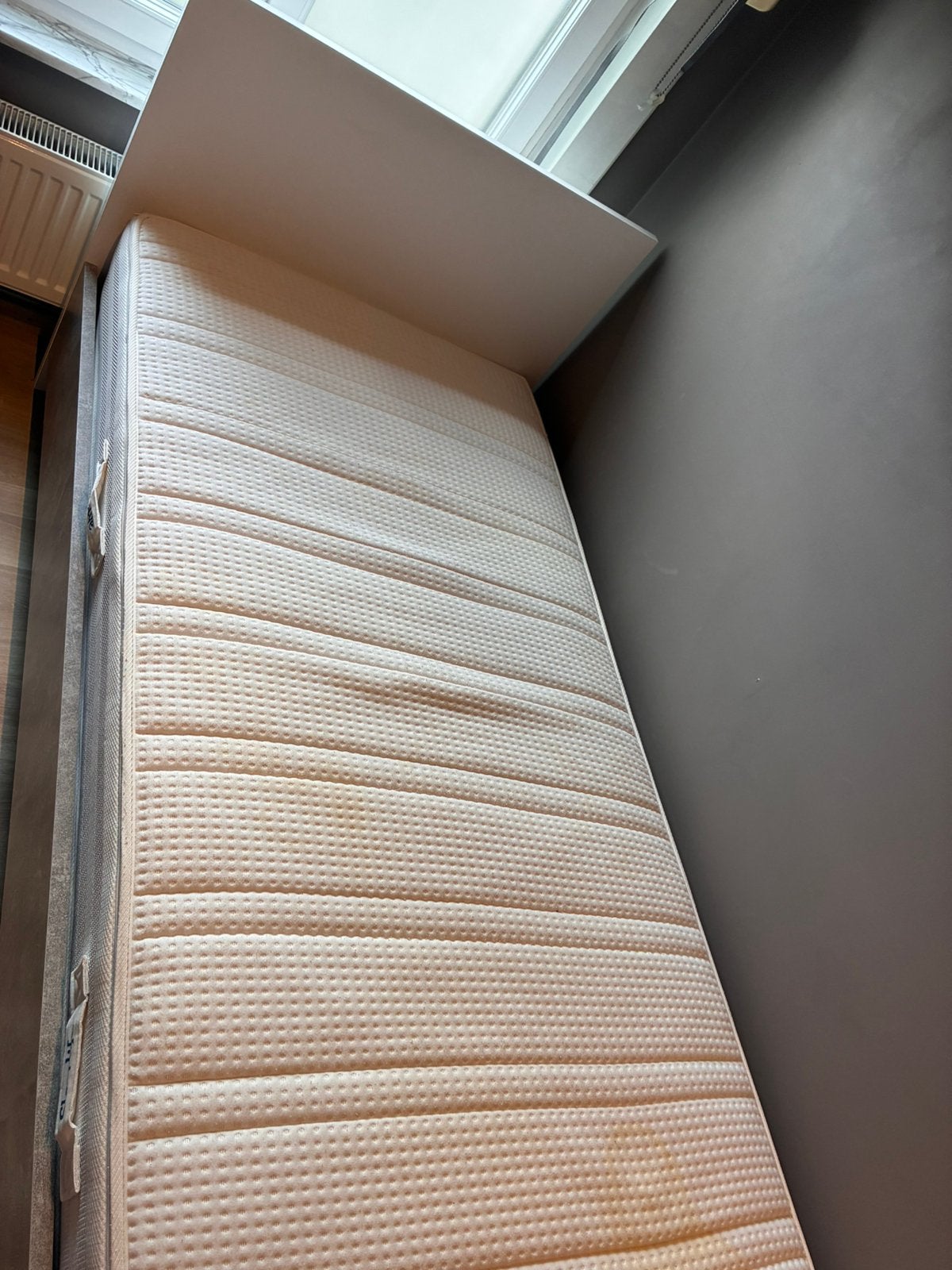 Te koop: bed 90 x 200 cm + matras, Ophalen, Zo goed als nieuw