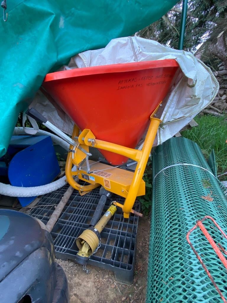 te koop: gedragen strooier (zo goed als nieuw)-kuip 600L, Ophalen, Gewasbescherming en Bemesting