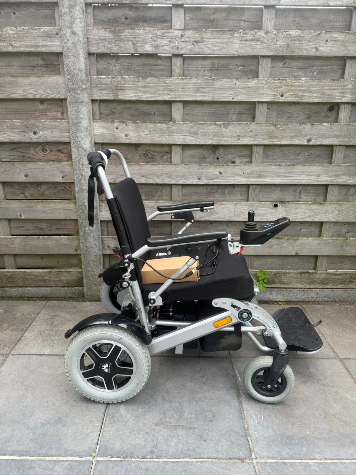 Fauteuil roulant électrique léger pliable à l'état neuf, Enlèvement ou Envoi, Pliant, Comme neuf, Fauteuil roulant électrique