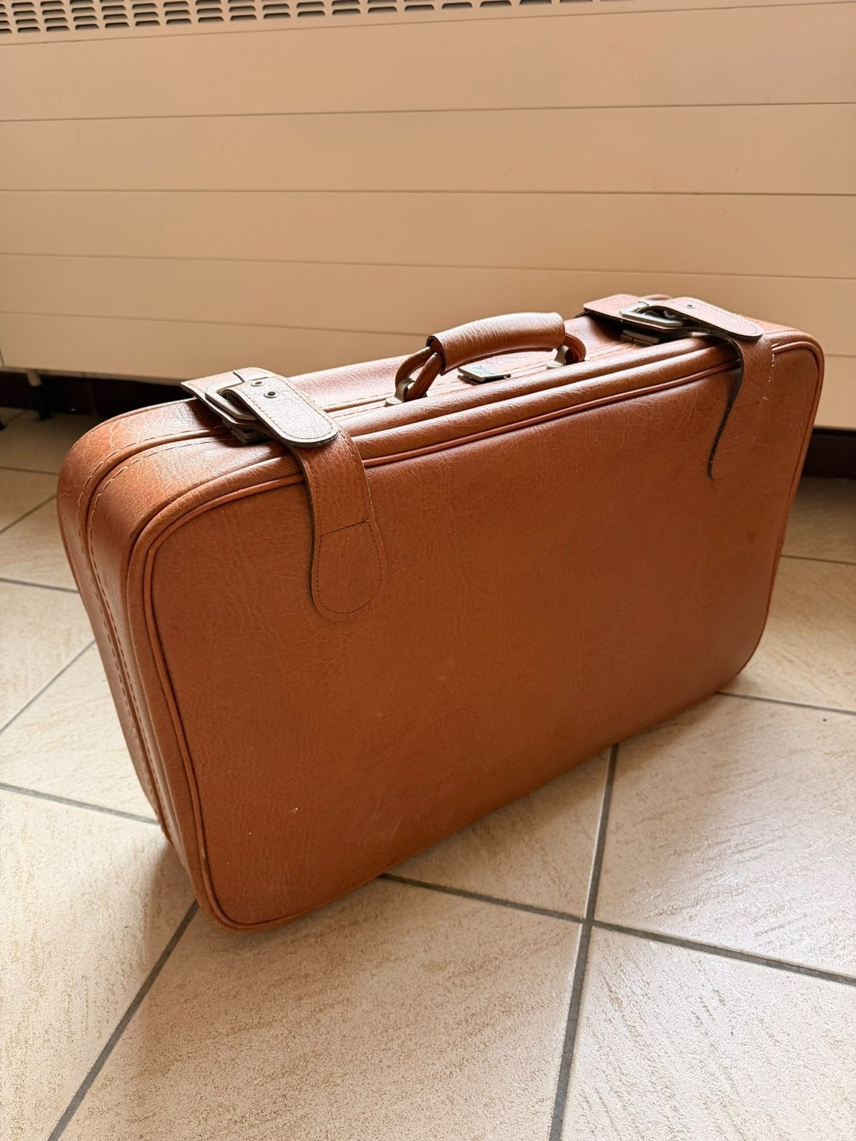 Vintage cognackleurige reiskoffer – retro koffer met riemen, Enlèvement, Comme neuf