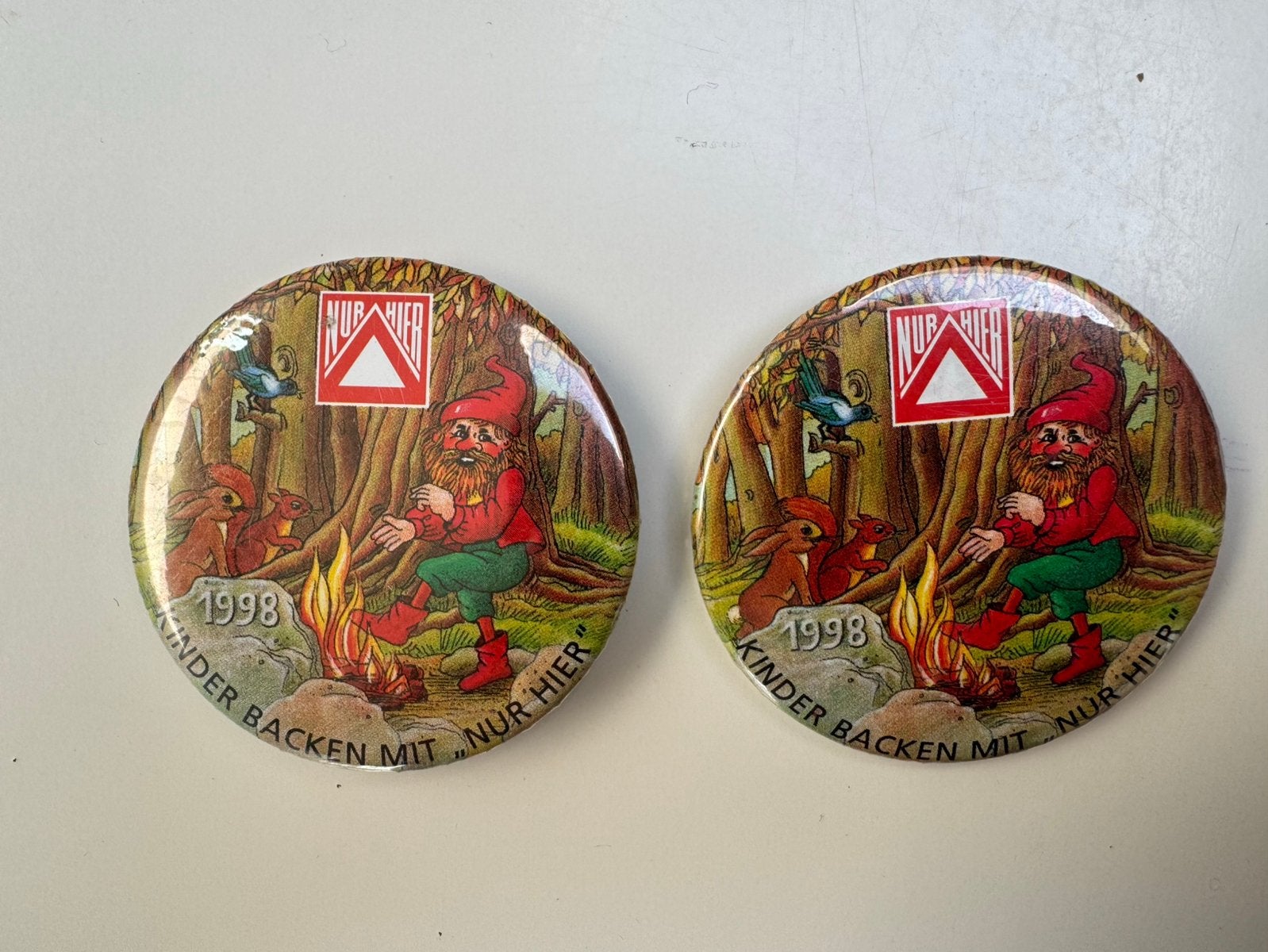 Vintage button - Speld kabouter 1998 - Nur Hier, Collections, Broches, Pins & Badges, Enlèvement ou Envoi, Comme neuf, Autres sujets/thèmes