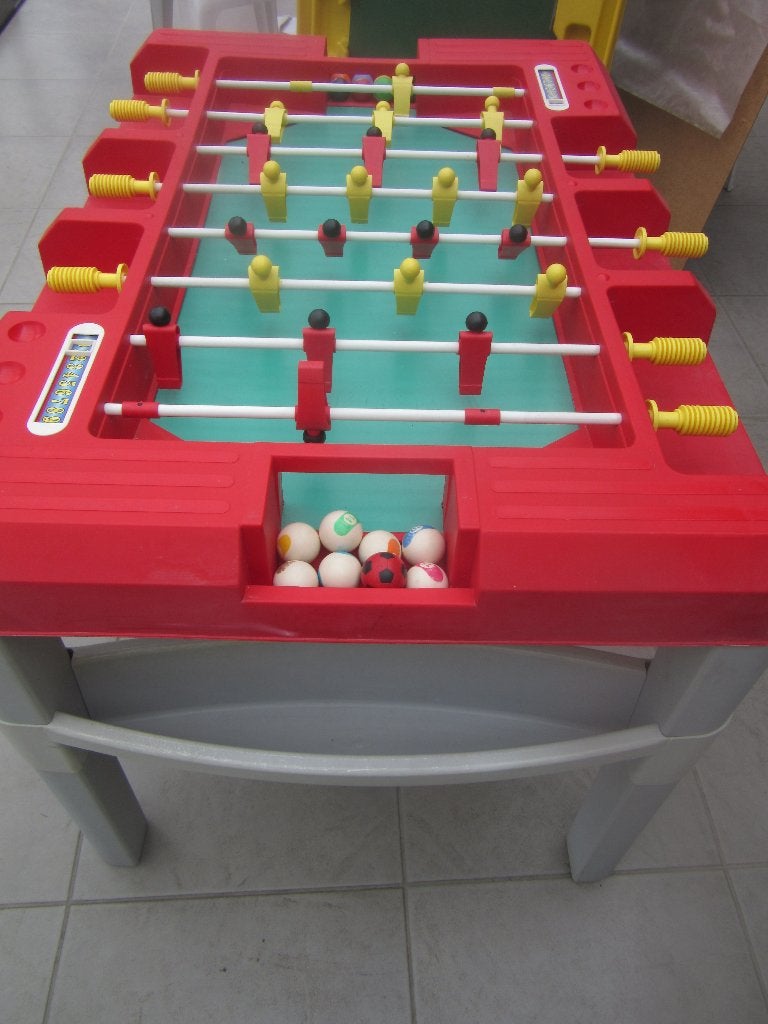 Biljarttafel en kickertafel op poten volledig goede staat, Enlèvement