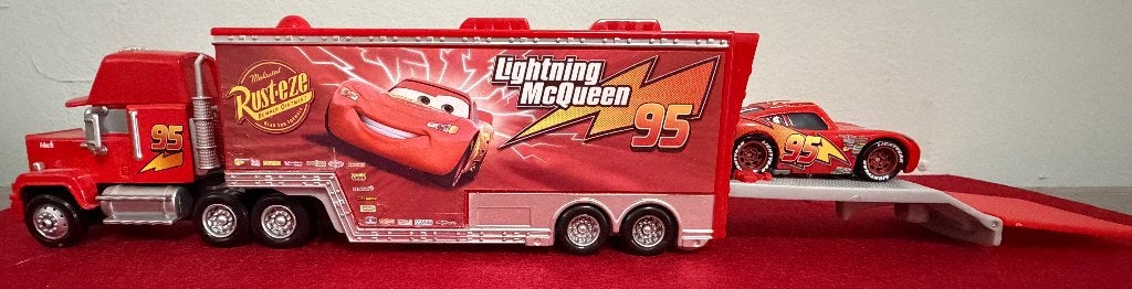 DISNEY CARS Mack avec Remorque & Lightning McQueen, Enlèvement ou Envoi, Neuf, Bus ou Camion
