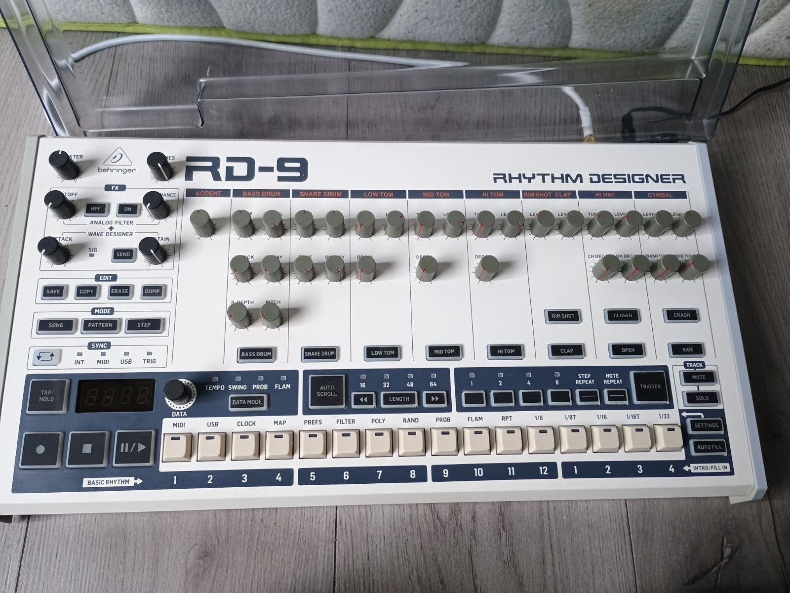 Behringer rd-9 rd9 met decksaver., Musique & Instruments, Synthétiseurs, Enlèvement ou Envoi
