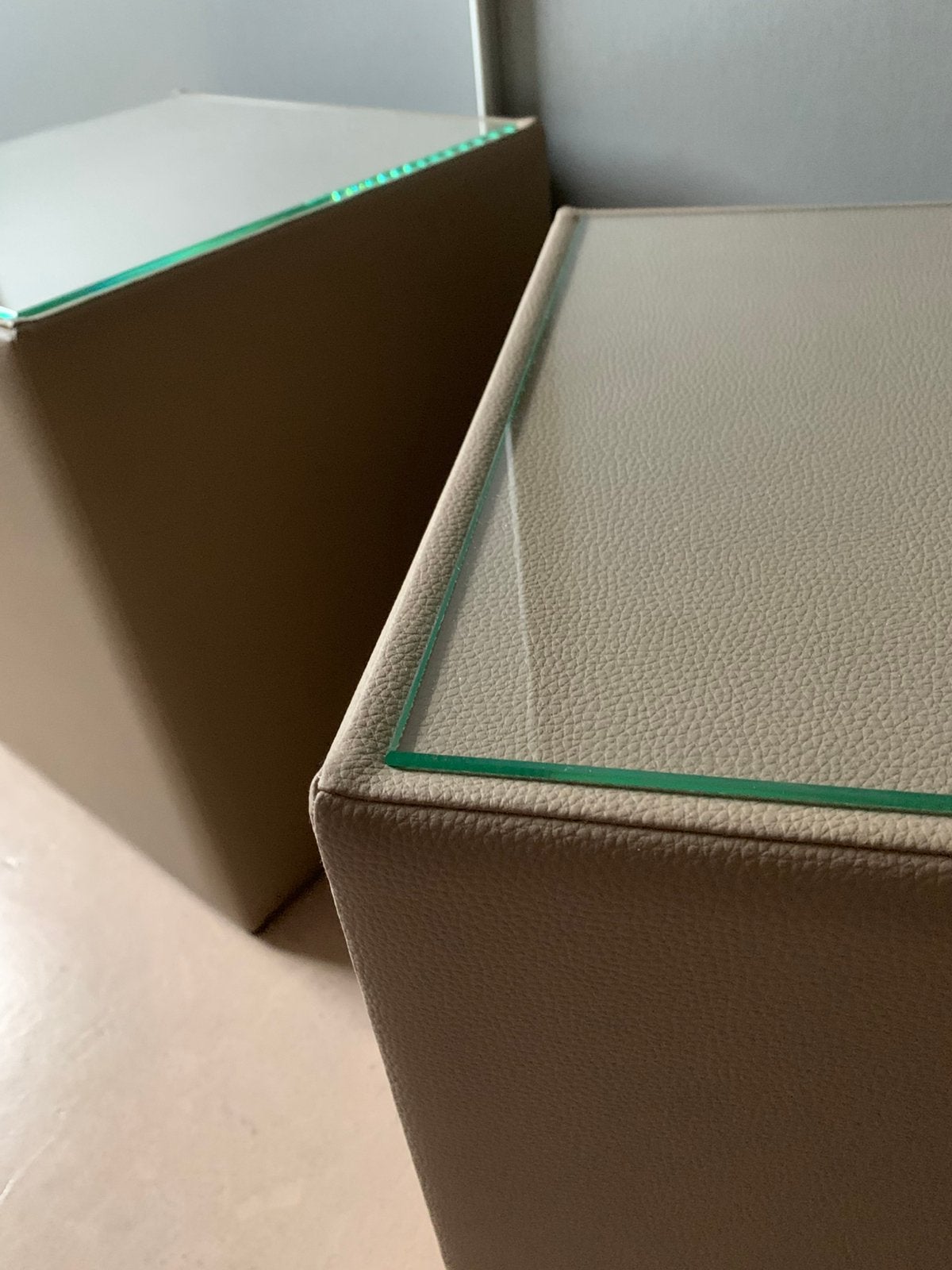 Kubussen in leder met glas erop, Maison & Meubles, Accessoires pour la Maison | Autre, Comme neuf, Enlèvement, Beige, Campagnard