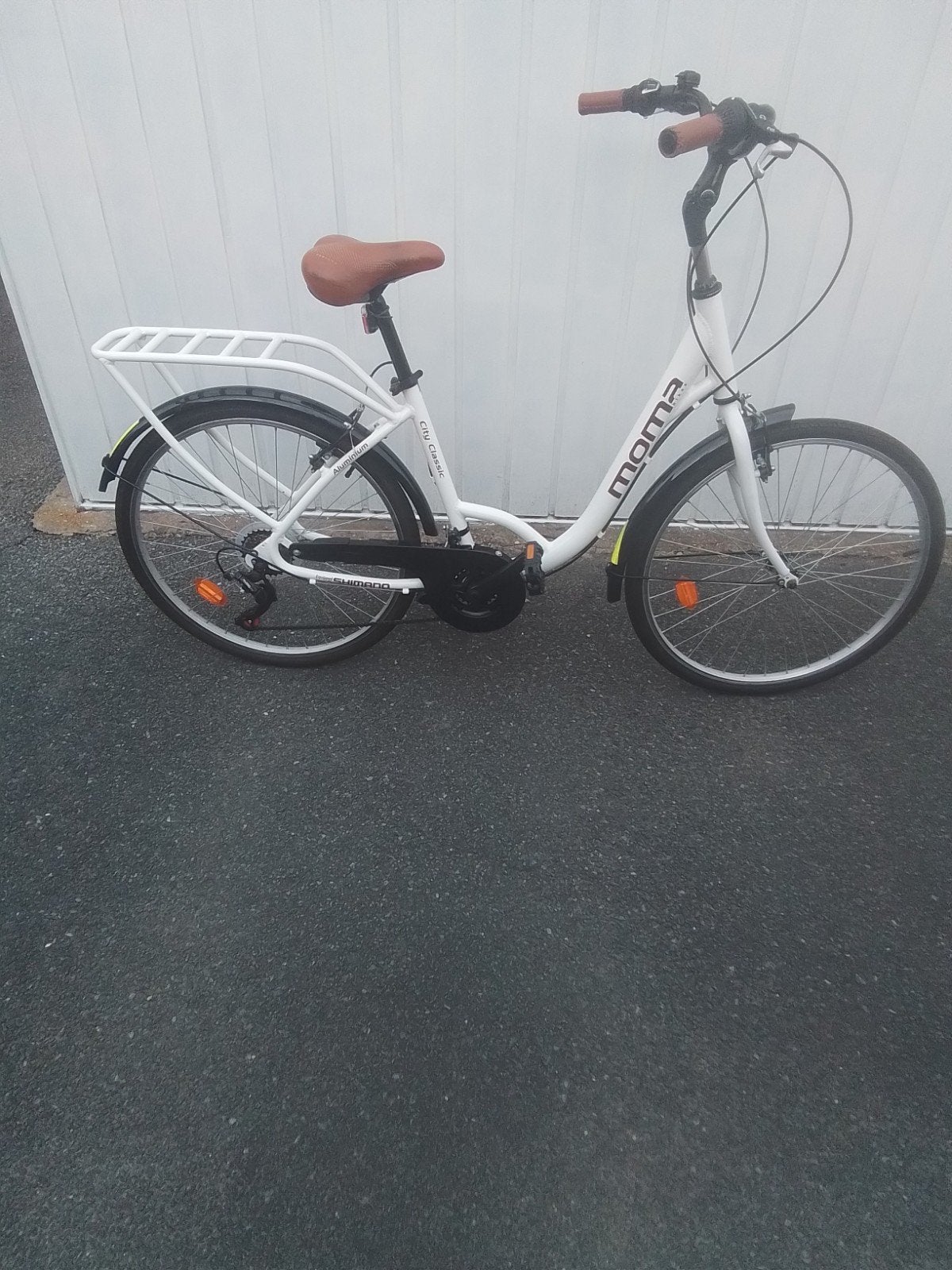 Moma fietst dame, Fietsen en Brommers