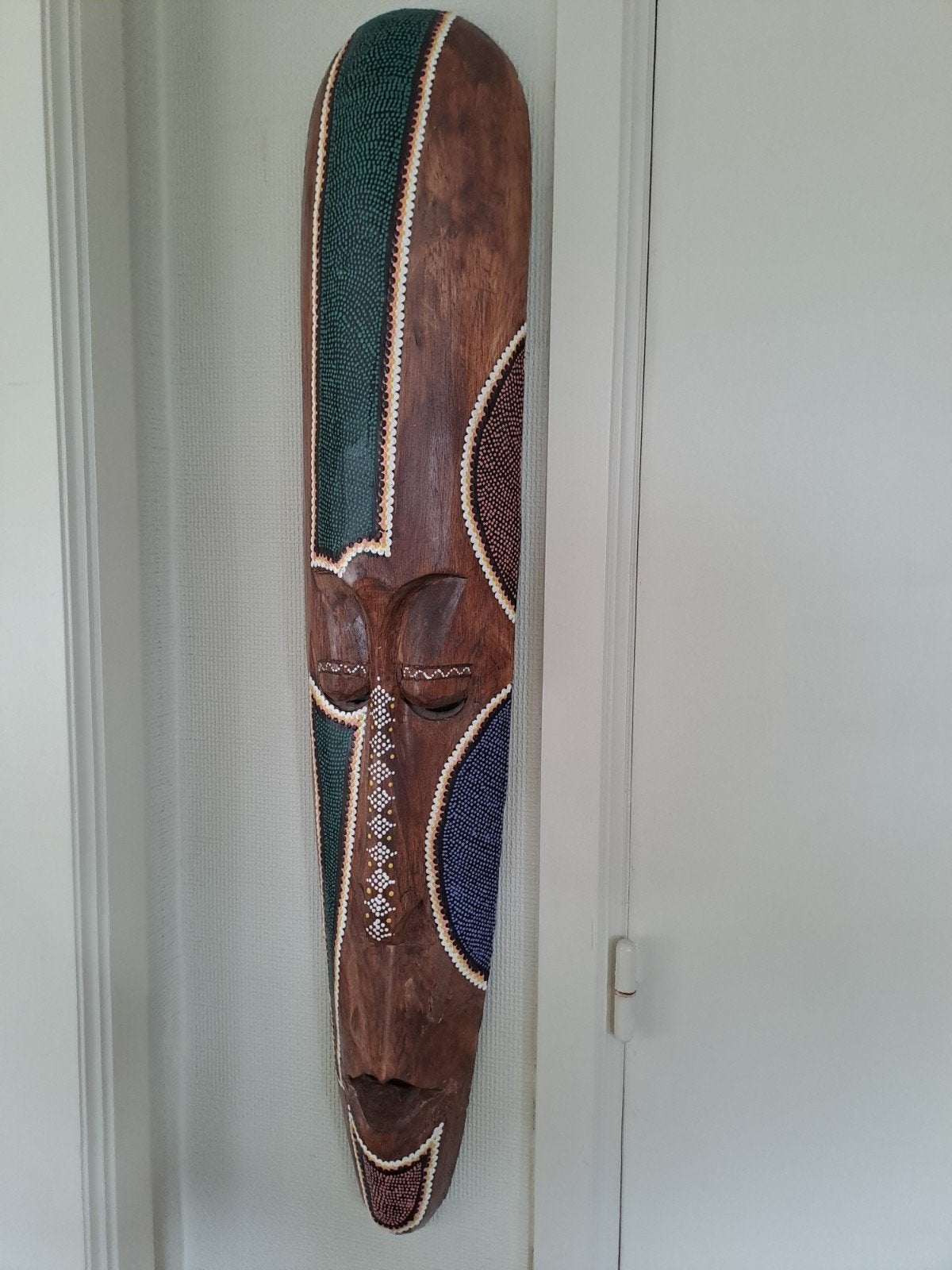 hand gesneden houten wandmasker, Ophalen
