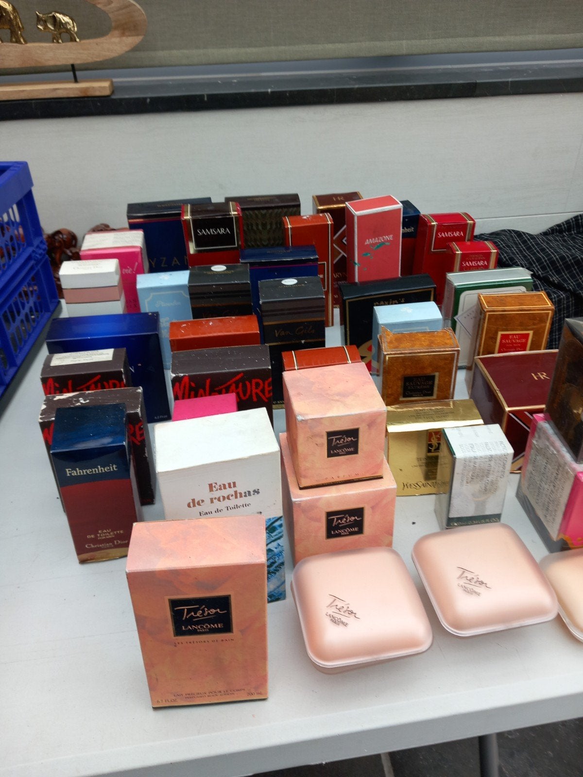 Bouteilles de parfums factices vintage, Enlèvement