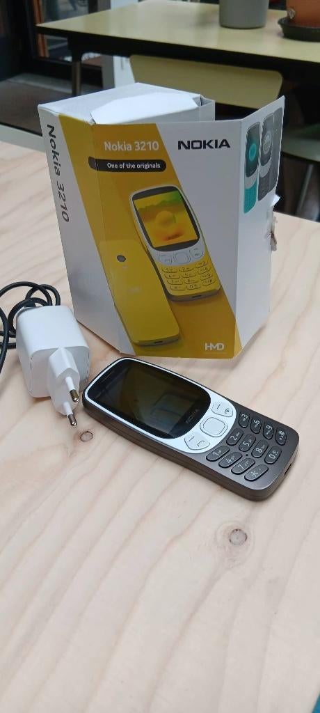 Nokia 3210 NIEUW + lader, Télécoms, Neuf, Moins de 3 mégapixels, Enlèvement ou Envoi, Classique ou Candybar