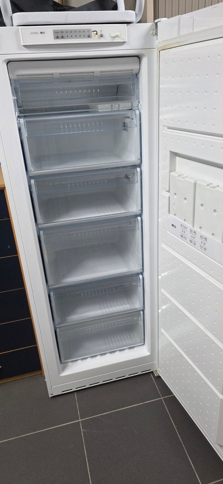 Diepvries Bosch, Elektronische apparatuur, Vriezers en Diepvrieskisten, Zo goed als nieuw, Energieklasse A of zuiniger, 140 tot 160 cm