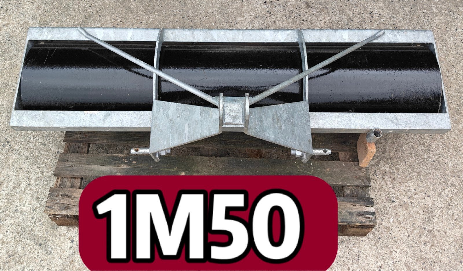 tractor wals en landbouw materiaal. trekpaard zwart hengst v, Élevage, 4 chevaux ou poneys ou plus