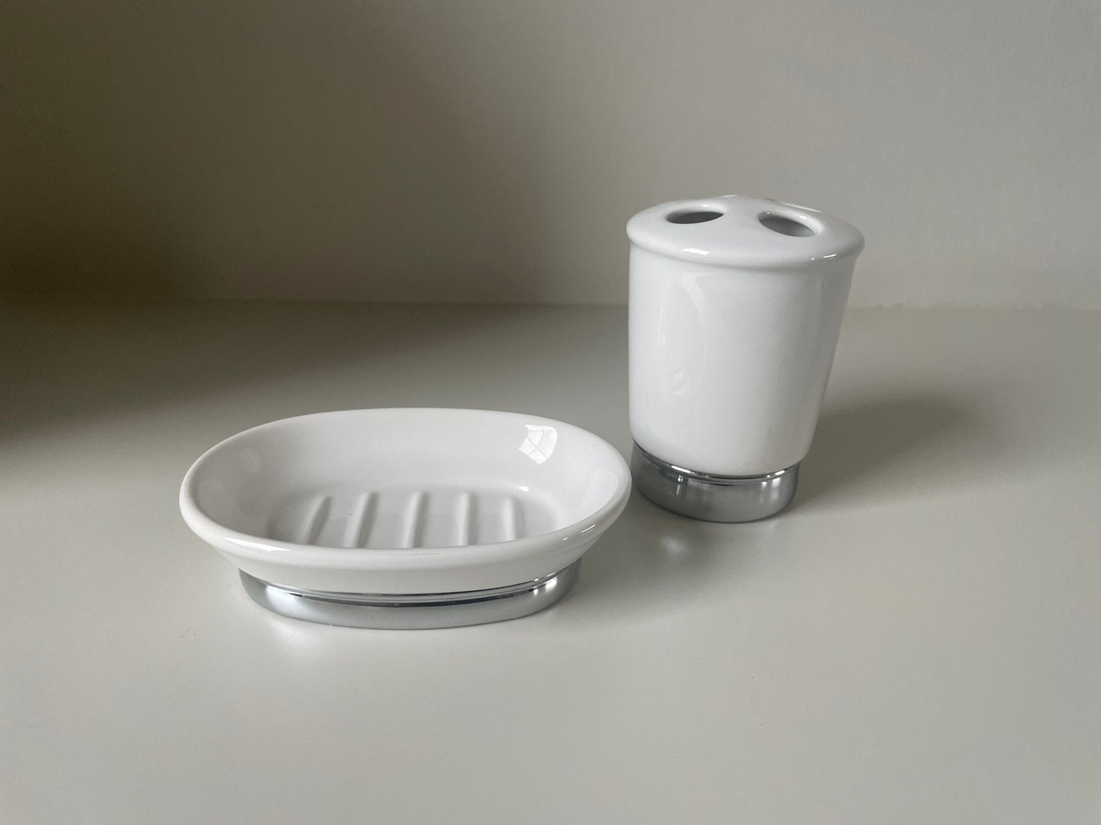 Zeepbakje en tandenborstelhouder wit keramiek en chroom, Huis en Inrichting, Zo goed als nieuw, Wit, Overige merken, Zeepdispenser/zeepbakje