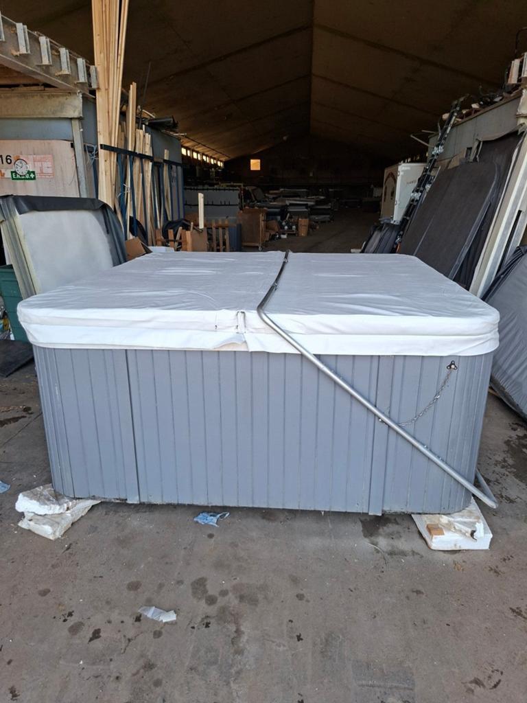 Le jacuzzi coûte 15 000$, neuf, livraison gratuite, Jardin & Terrasse, Accessoires de piscine, Enlèvement ou Envoi