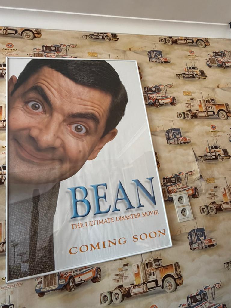 Grote Mr. Bean filmposters in kader, Verzamelen, Ophalen, Rechthoekig Staand, Met lijst, Deurposter of groter