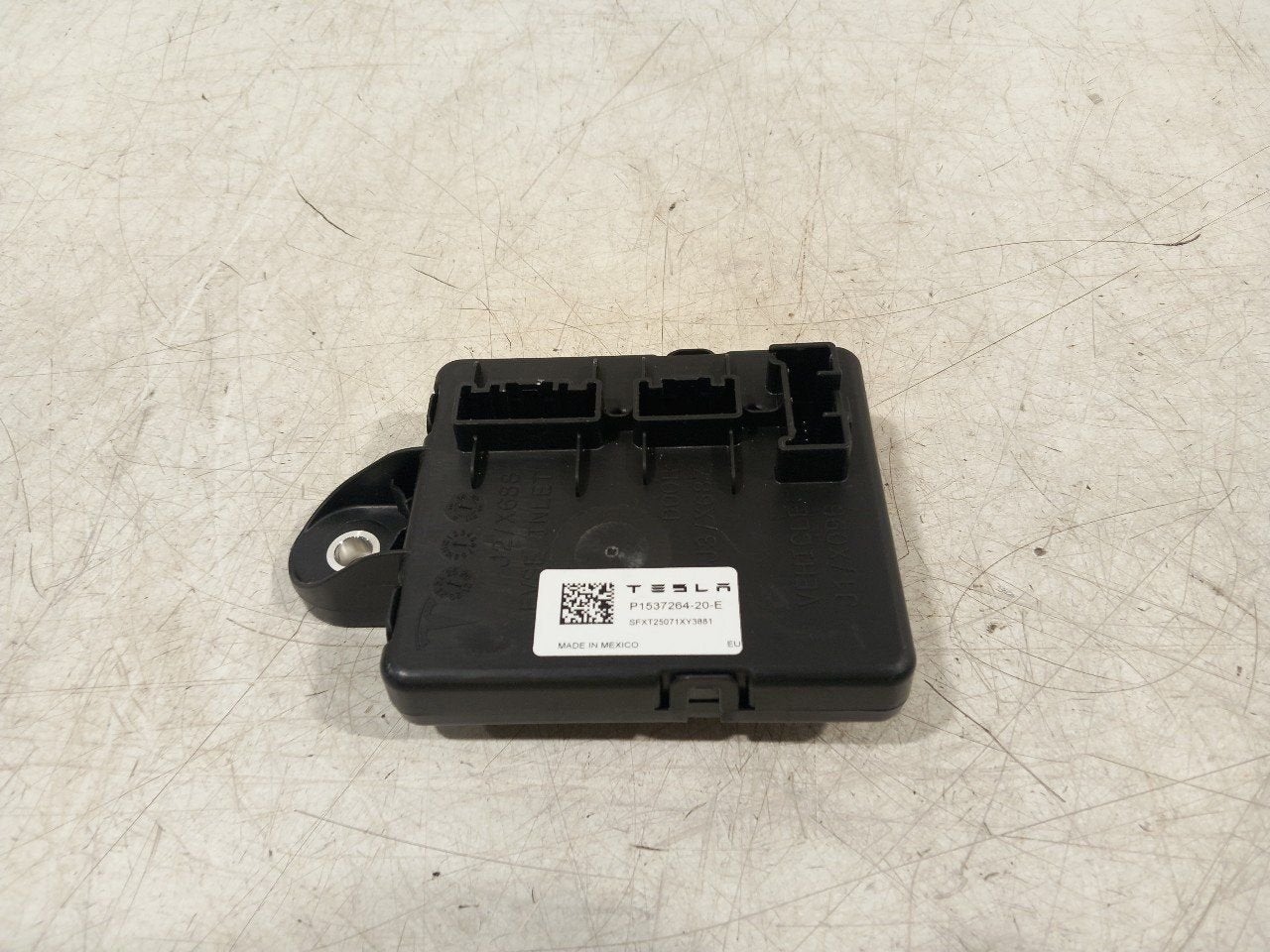 Computer motormanagement Tesla Model Y, Onderdelen@venauto.nl, Van der Ven Autorecycling B.V., Ettenseweg 76, 4706 PB Roosendaal, The Netherlands
