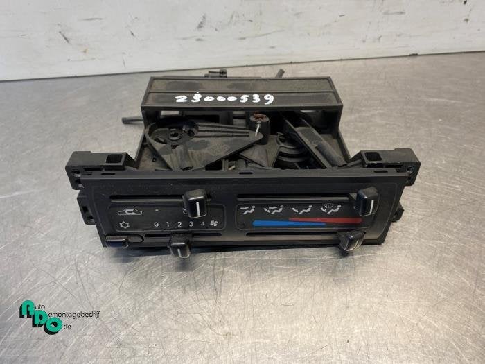 Panneau de commandes chauffage d'un Nissan Terrano (Terrano, -, 3 mois de garantie, Utilisé, -