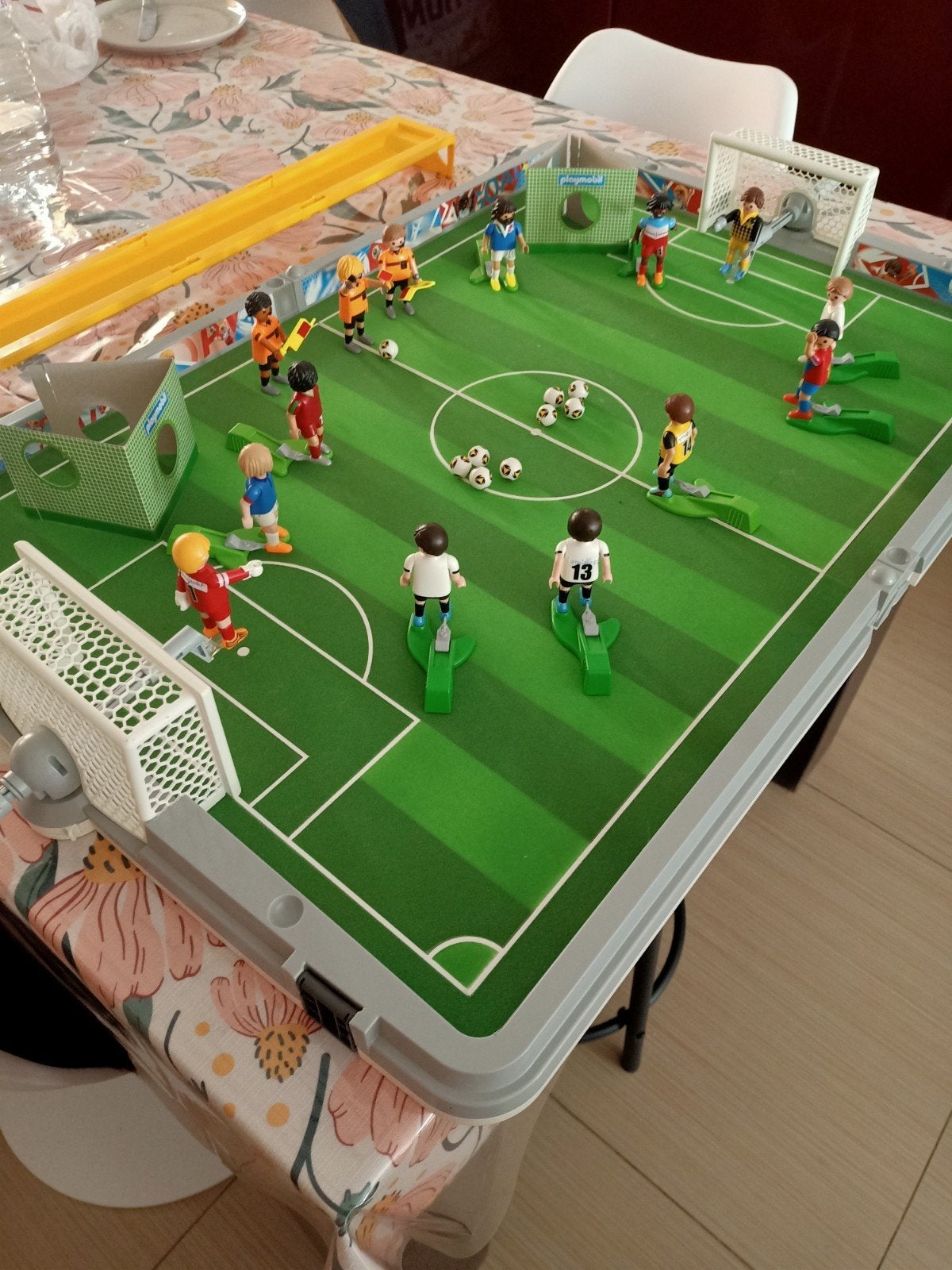Leuke voetbal spel Playmobil om mee te nemen + 14 figuurtjes, Ophalen, Zo goed als nieuw