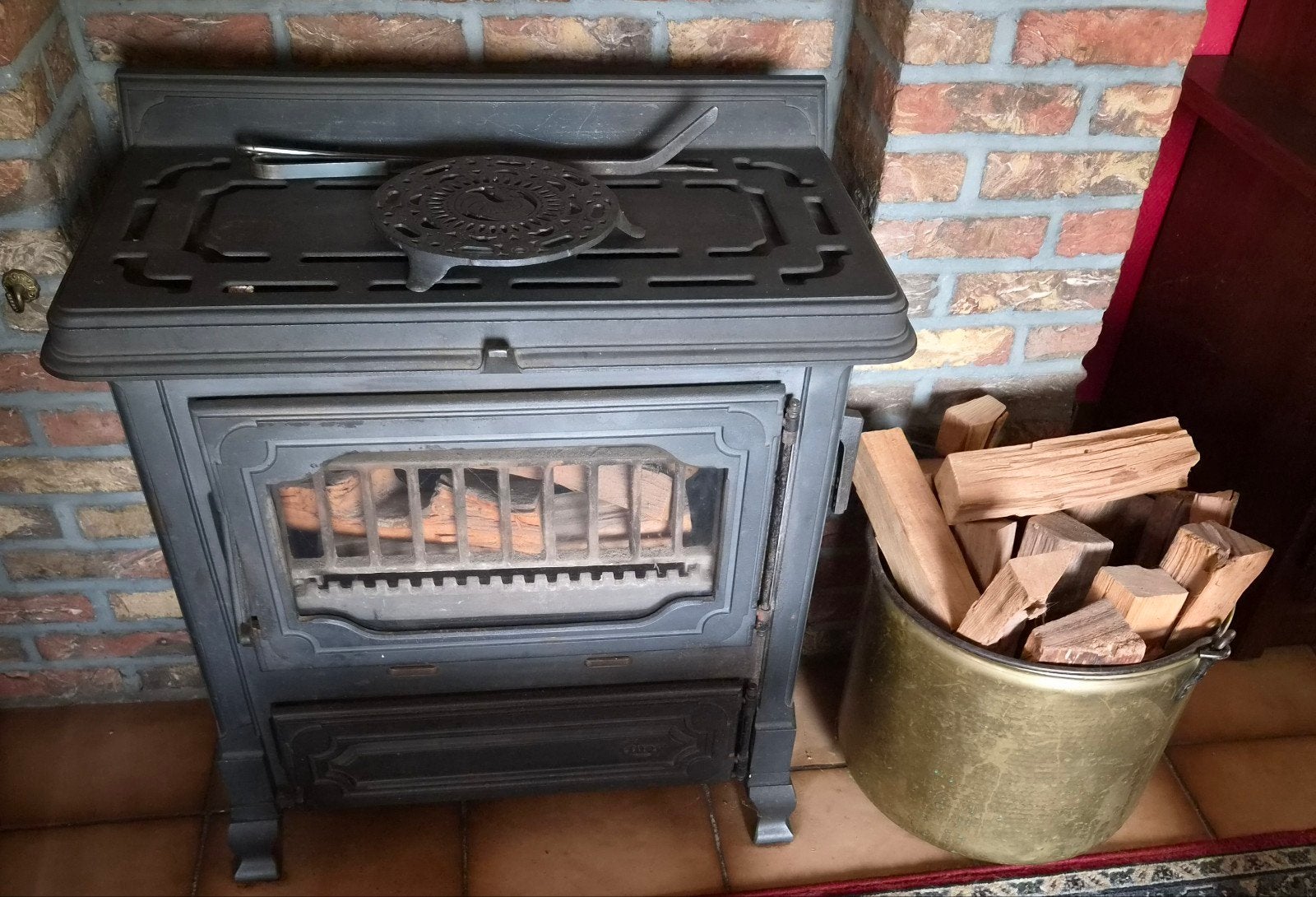 Gietijzeren houtkachel  + koperen houtemmer + resterend hout, Enlèvement, Bois, Poêle à bois