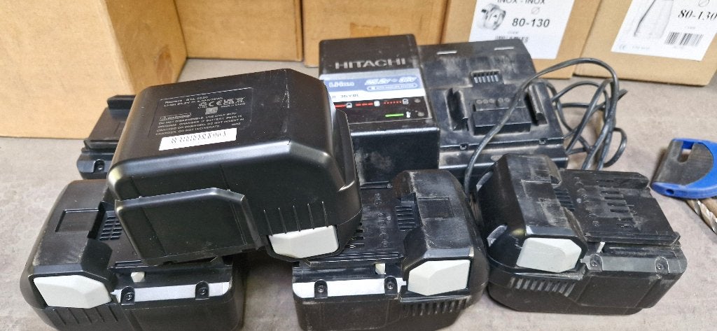 Batterie et chargeur pour perceuse Hitachi, Enlèvement, Neuf, Perceuse