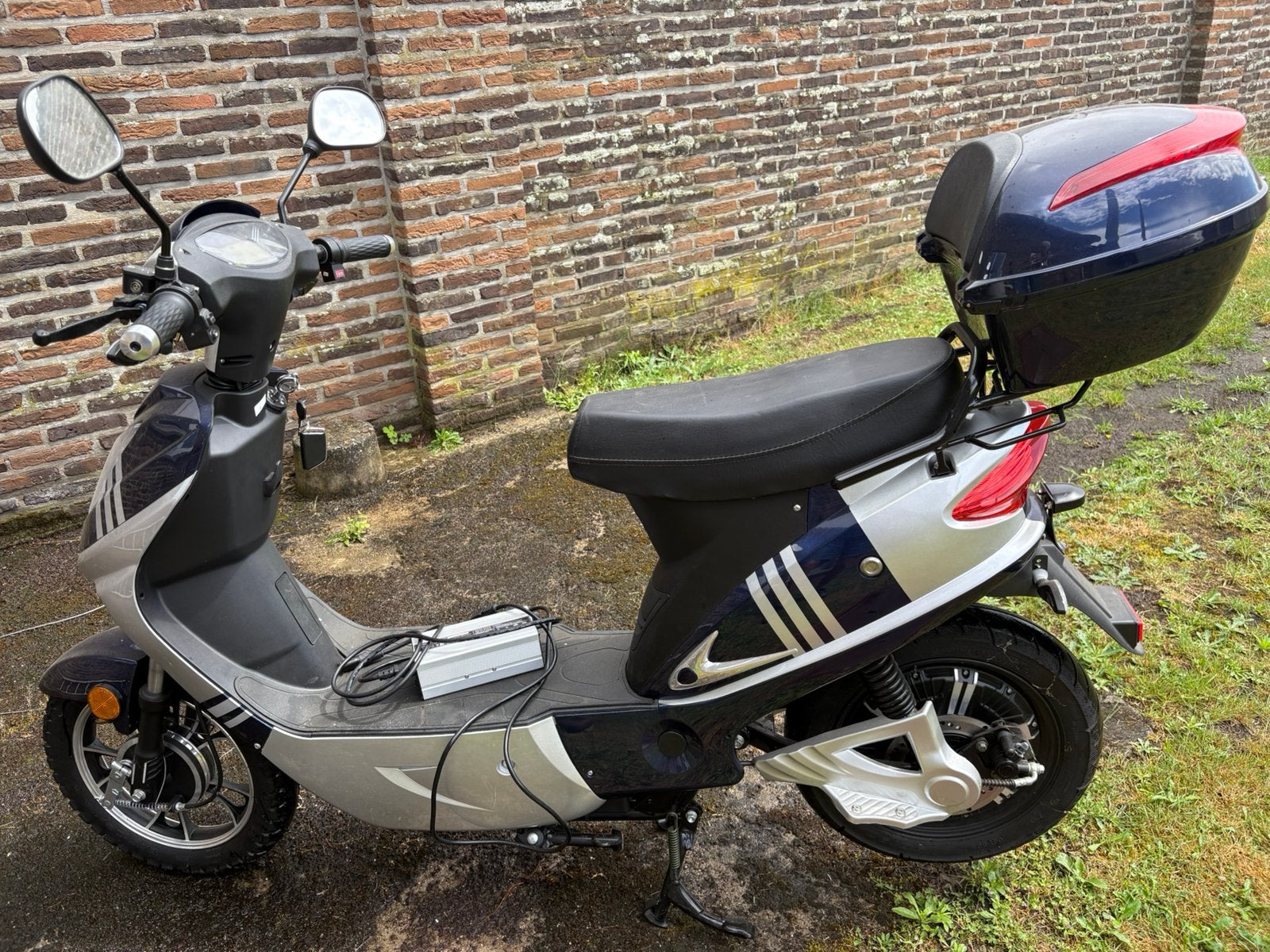 Elektrische scooter met helm, Ophalen, Overige modellen, 45 cc, Elektrisch