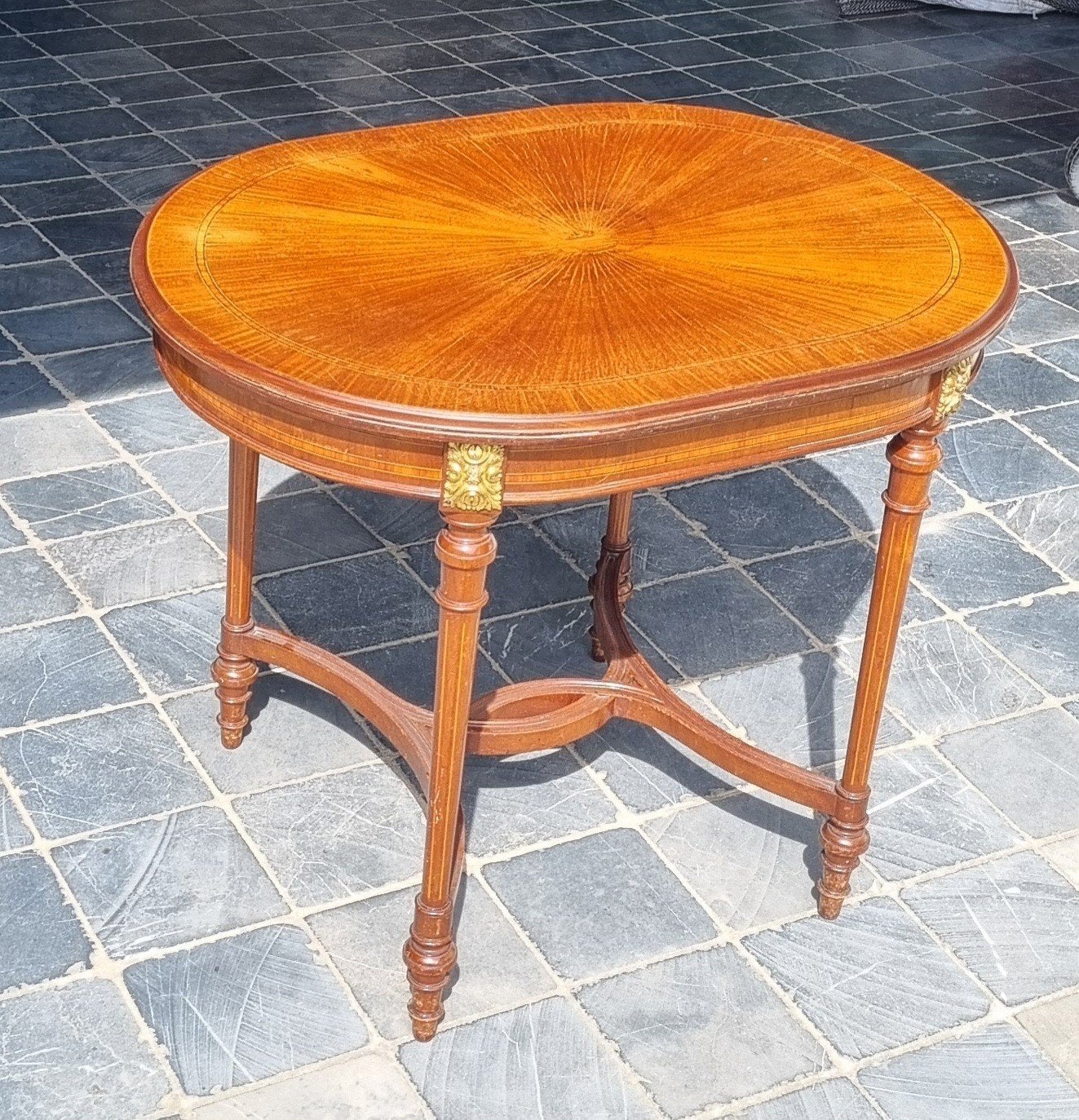 Belle table ancienne ovale, Enlèvement