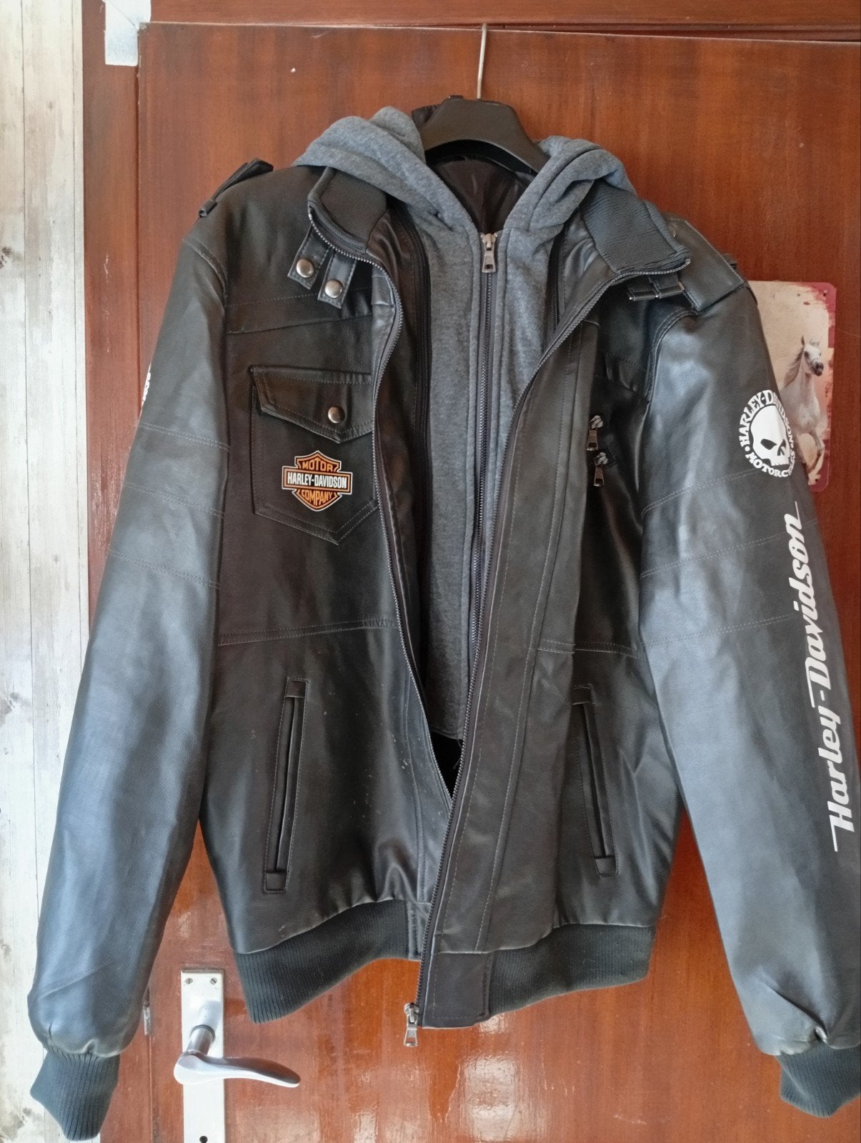 Motorjas met opdruk van Harley Davidson, Ophalen