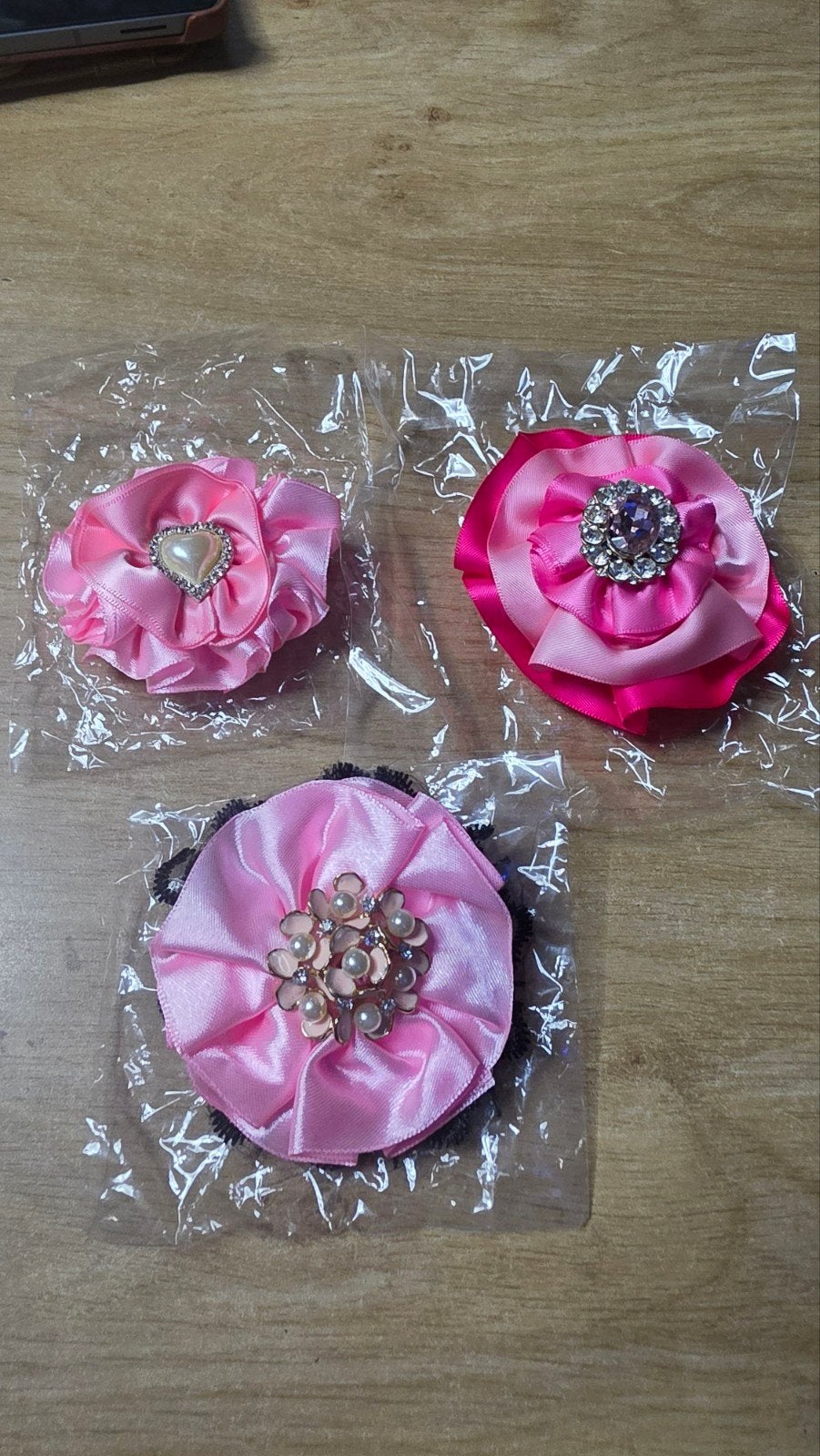 Set van 3 prachtige roze satijnen bloemsliders voor de honde, Animaux & Accessoires, Laisses pour chiens, Enlèvement, Laisse pour chien
