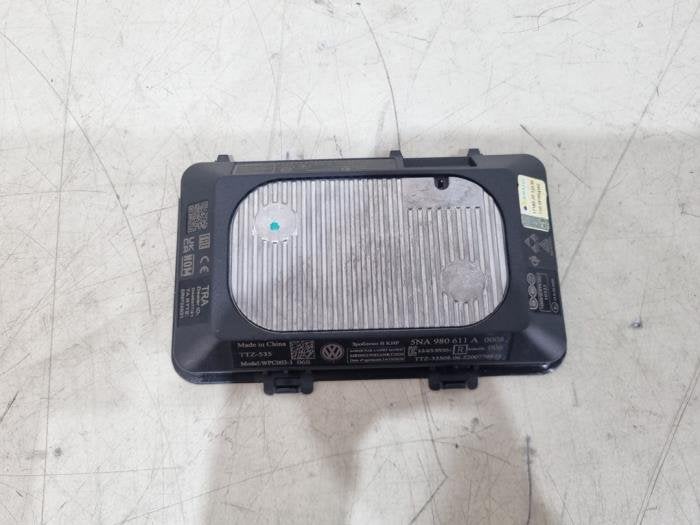 Chargeur sans fil d'un Volkswagen Taigo, Volkswagen, -, 3 mois de garantie, Utilisé