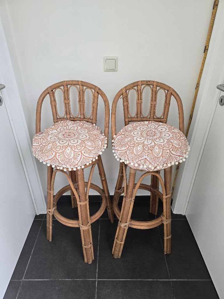 2 rotan barkrukken met kussens, Maison & Meubles, Tabourets de bar, 90 cm ou plus, Osier, 2 tabourets, Comme neuf