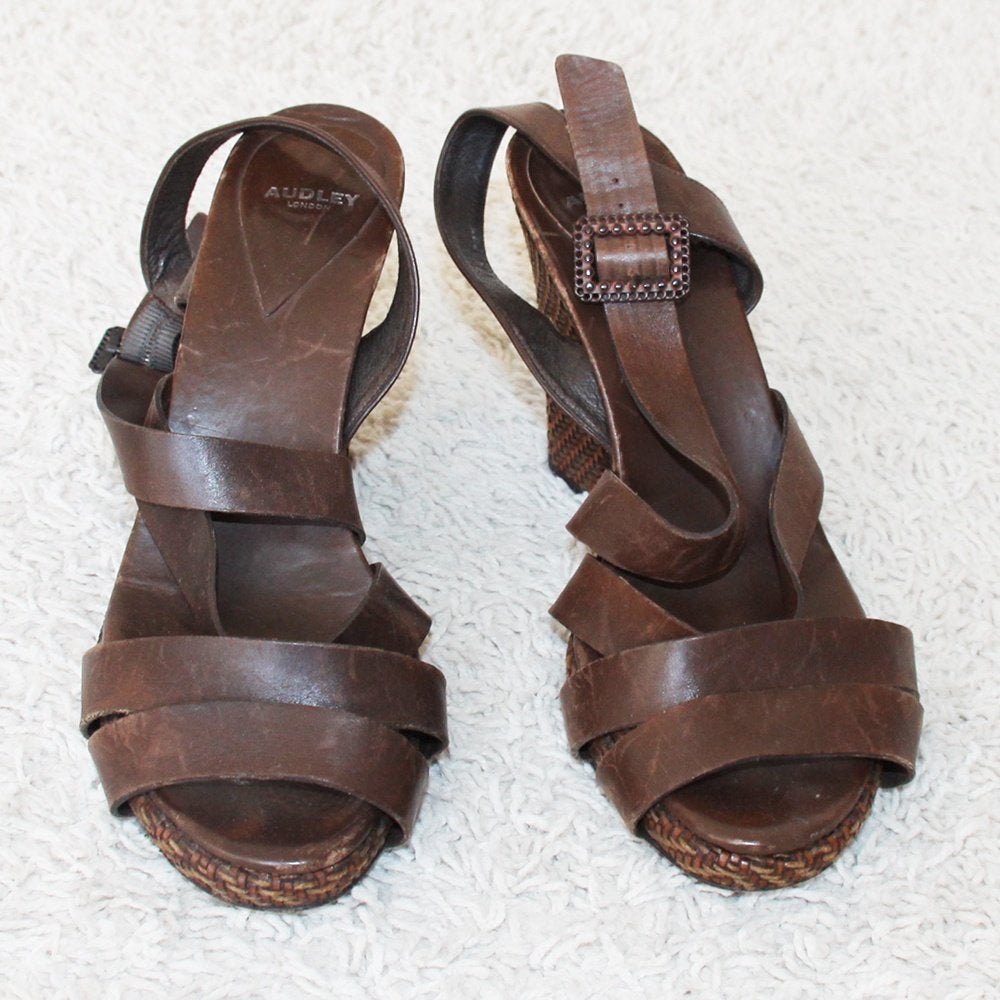 Escarpins en cuir Audley London s19 (taille 39½) €65, -, Audley London, Enlèvement ou Envoi, Escarpins, Comme neuf