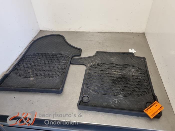 Kit tapis d'un Mercedes Vito, Autos : Pièces & Accessoires, 3 mois de garantie, Utilisé, -, -