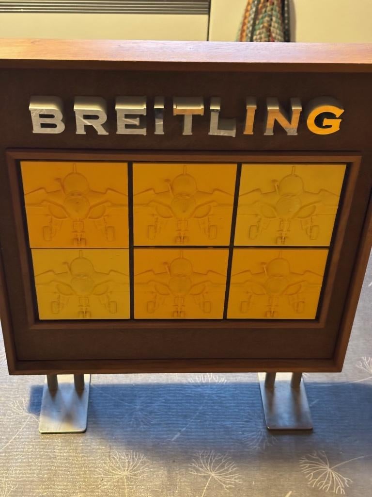 Présentoir Breitling – Bon état – 40x40 cm, Verzamelen, Ophalen, Gebruikt, Reclamebord