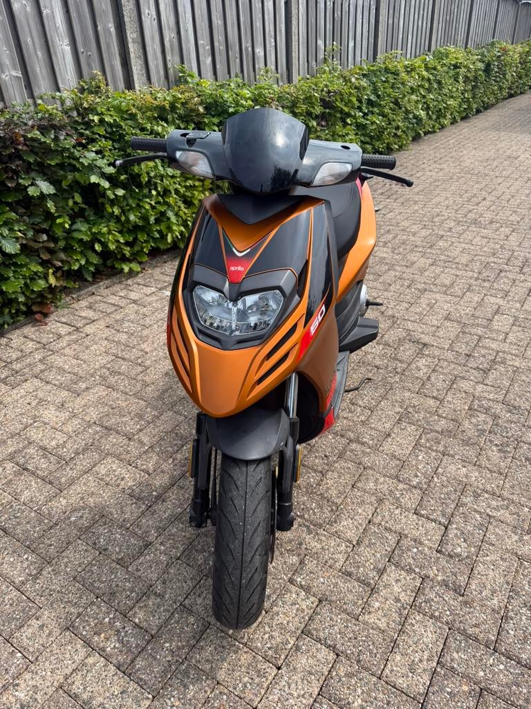 Aprillia SR 50 2 Takt 2000km! 2e eigenaar, Fietsen en Brommers, Scooters | Aprilia, Zo goed als nieuw, SR 50, Klasse B (45 km/u)