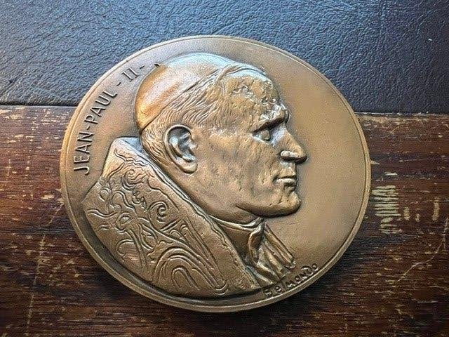 Bronzen medaille Paus Johannes Paulus II, Ophalen