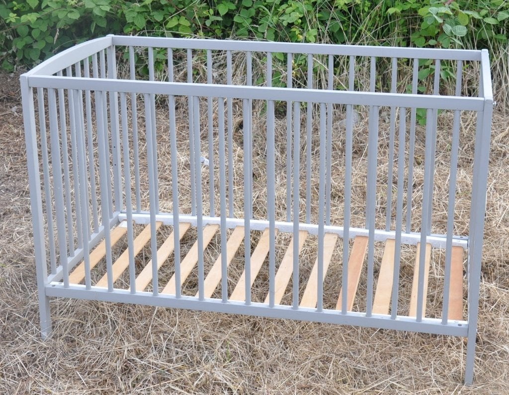 lit cage bebe en bois couleur grise 120x60, Enlèvement, Utilisé, Lit