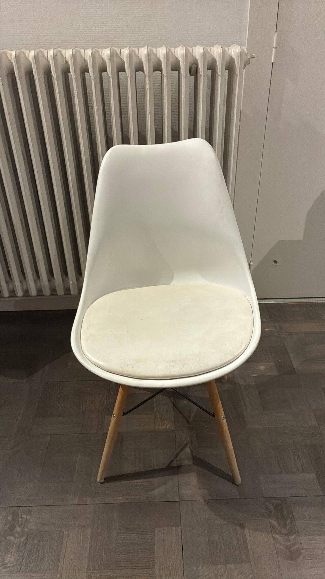 Witte stoel met leren kussen, Huis en Inrichting, Ophalen, Gebruikt, Wit, Leer