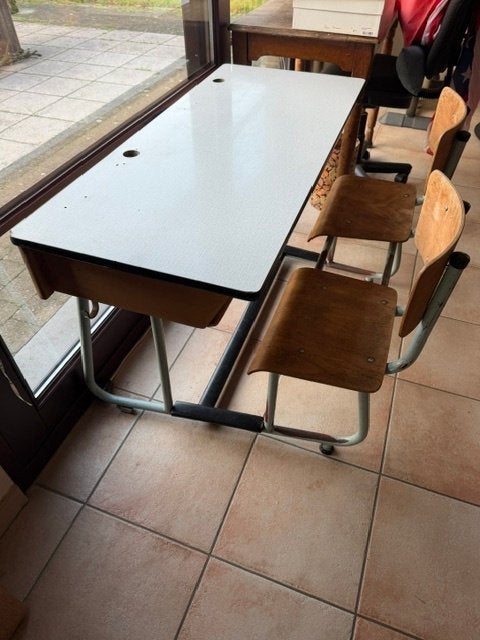 Stevige vintage kinder lessenaar met opbergruimte, Huis en Inrichting, Ophalen, Opbergruimte, Metaal, Schoolbureau