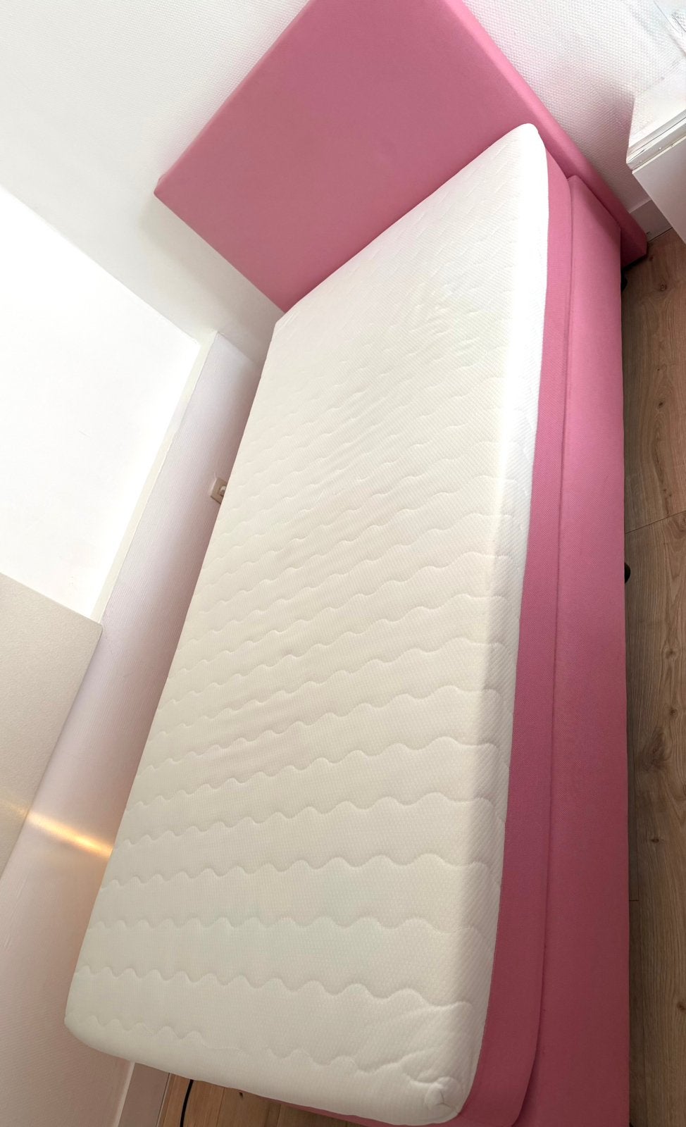 Boxspring 90x200 in zeer goede staat, Huis en Inrichting, Slaapkamer | Boxsprings, Ophalen, Zo goed als nieuw