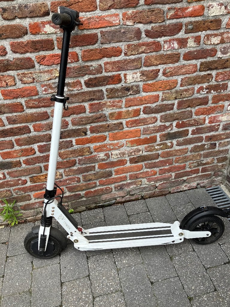 step, Fietsen en Brommers, Steps, Ophalen, Zo goed als nieuw, Elektrische step (E-scooter)
