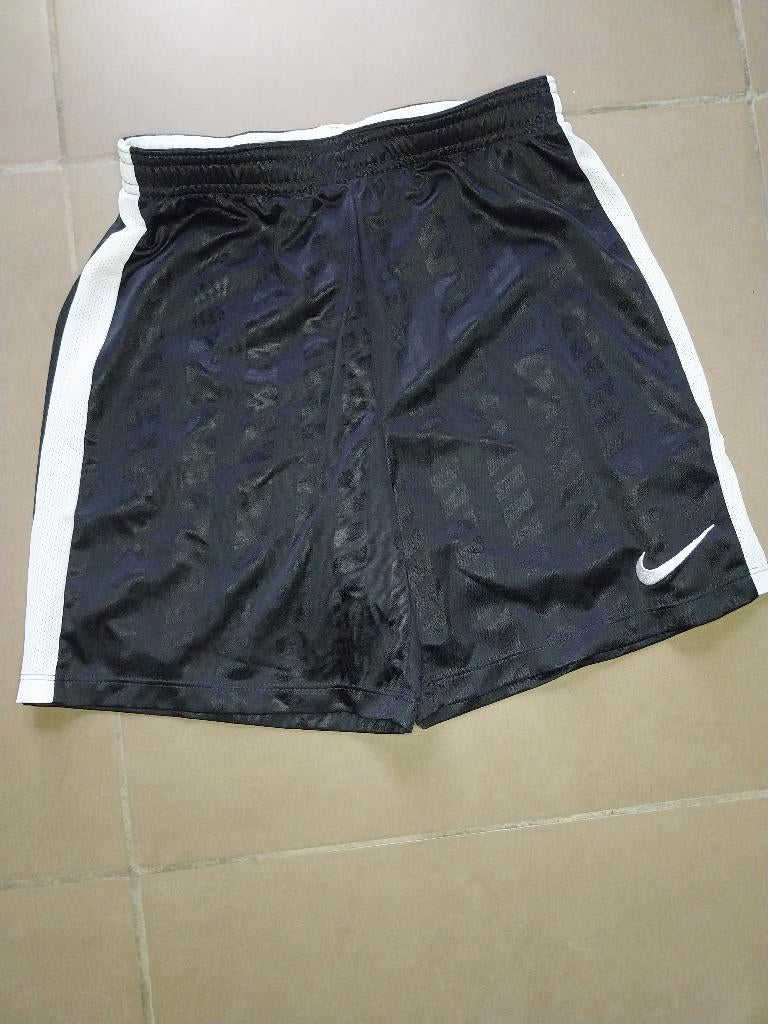 Nike shorts, 10 jaar, Jongen of Meisje, Sport- of Zwemkleding, Ophalen of Verzenden, Zo goed als nieuw