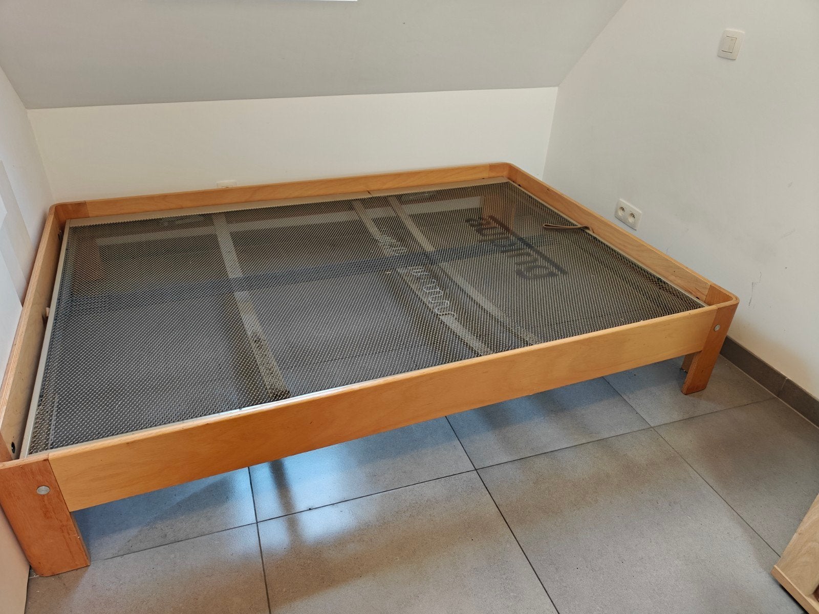 Gratis, stevig bed zonder matras, Ophalen