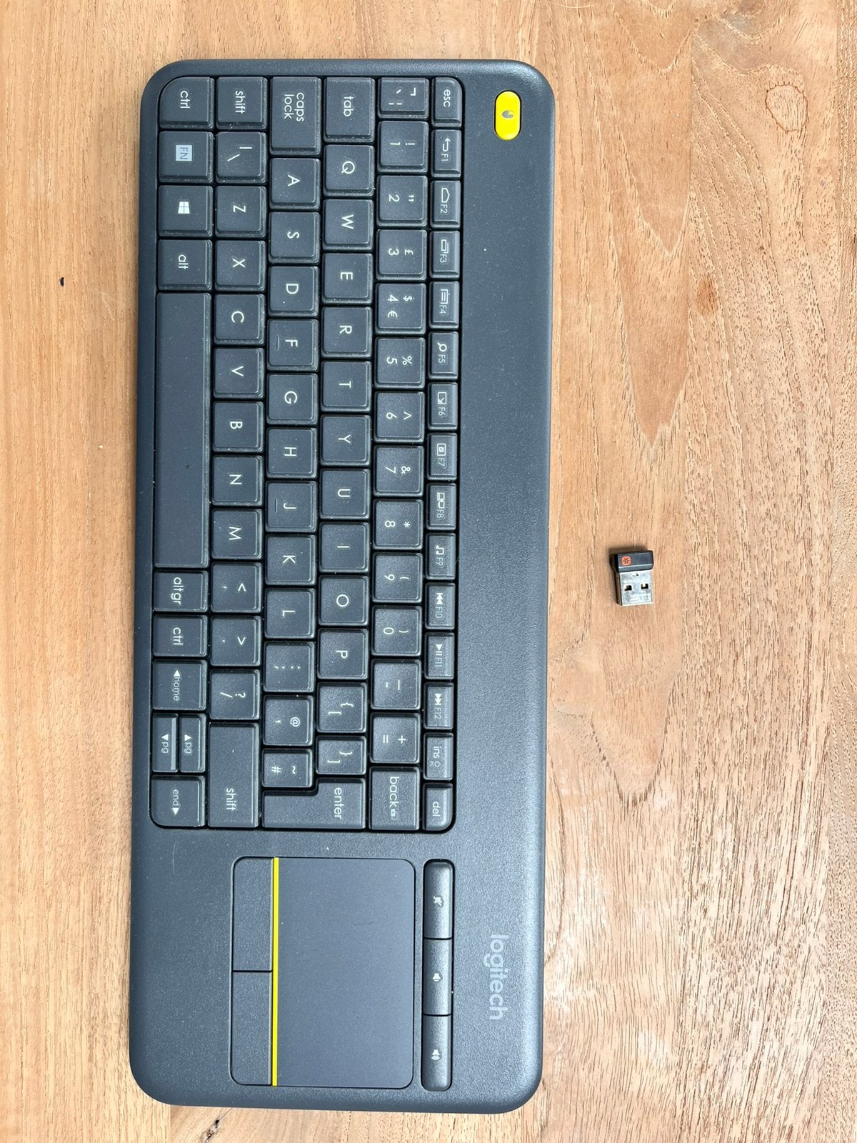 Logitech K400 Plus QWERTY draadloos toetsenbord met touchpad, Computers en Software, Toetsenborden, Zo goed als nieuw, Qwerty
