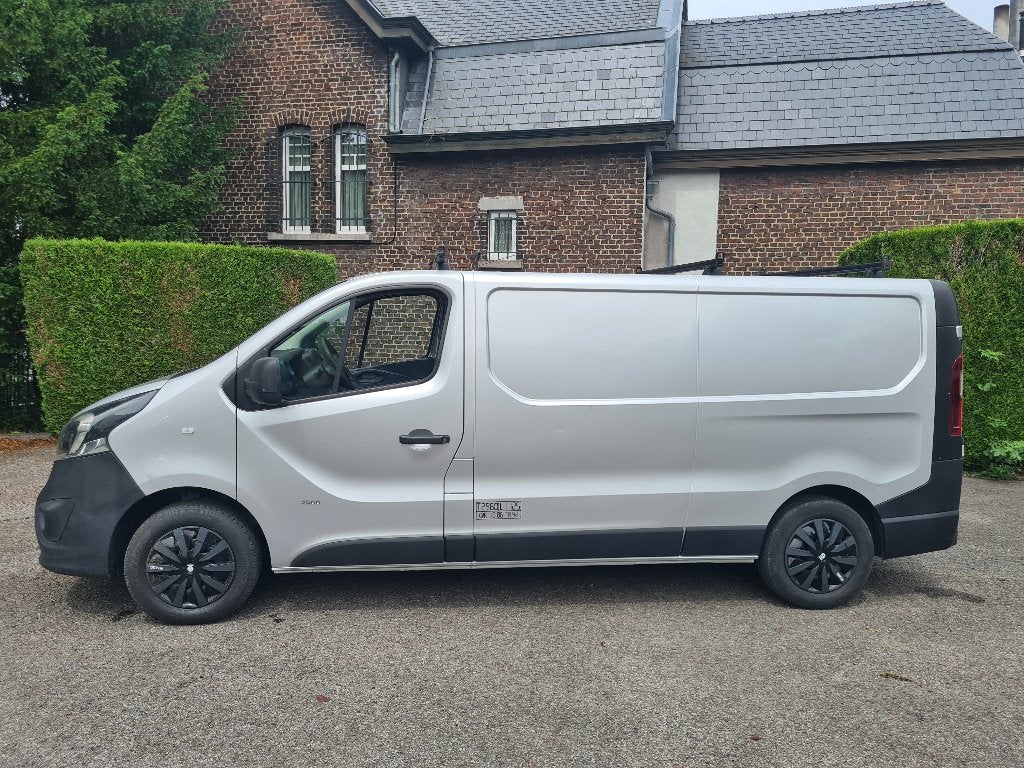 Opel Vivaro 1.6 lang chassis klaar voor registratie, Auto's, Bestelwagens en Lichte vracht, Voorwielaandrijving, Stof, 4 cilinders