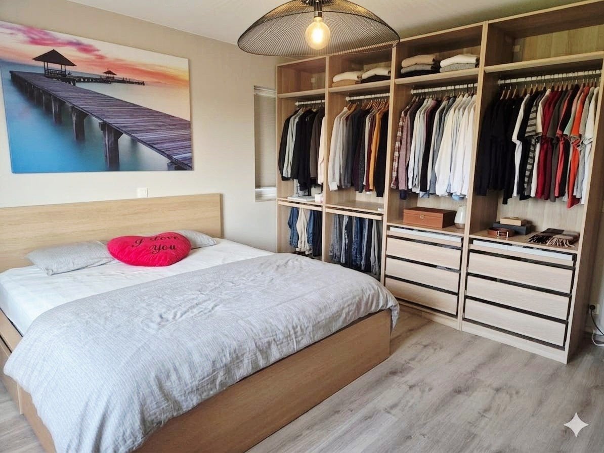 IKEA houtkleurig kingsize bed + tweepersoons dressoir