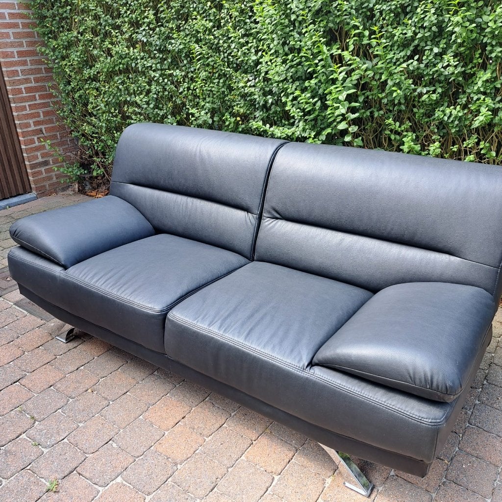 Zwarte zetel in kunstleder met metalen poten, perfecte staat, Huis en Inrichting, Zetels | Zetels, Ophalen, Overige materialen