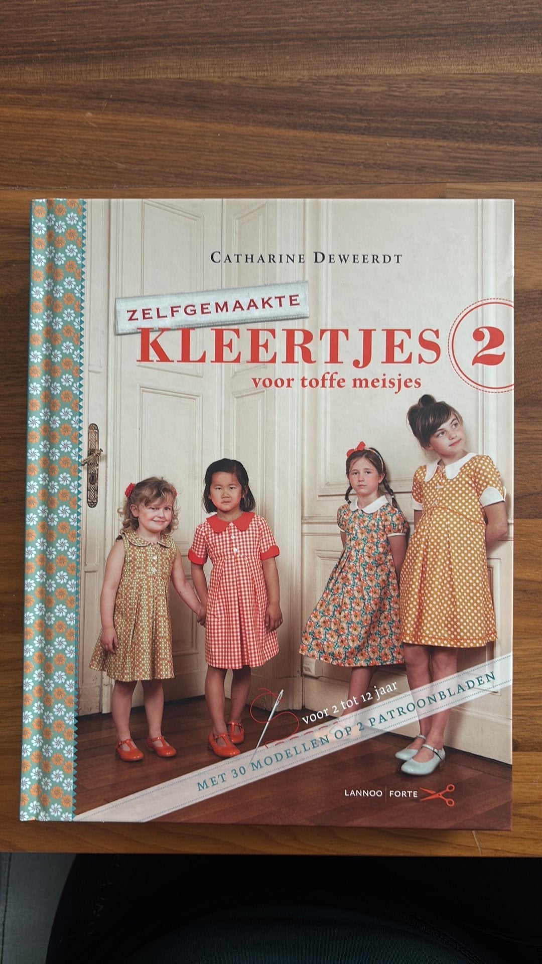 Boek zelfgemaakte kleertjes voor toffe meisjes, Ophalen, Zo goed als nieuw