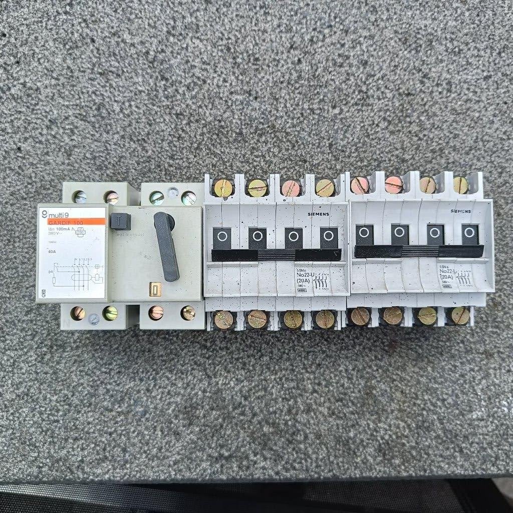 Zekeringen en differentieel, Bricolage & Construction, Électricité & Câbles, Enlèvement, Utilisé, Siemens, Interrupteur différentiel