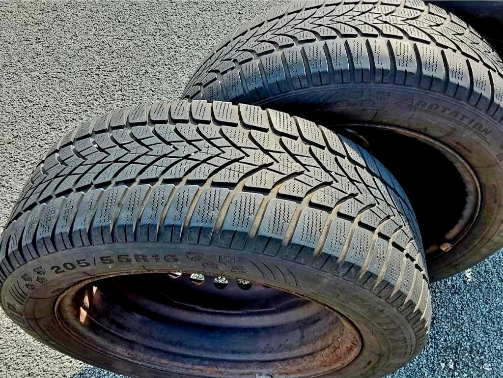 Pneus hiver 205/55-16 montés sur jantes Ford, Autos : Pièces & Accessoires, Pneus & Jantes, Pneus et Jantes, Pneus hiver, 16 pouces