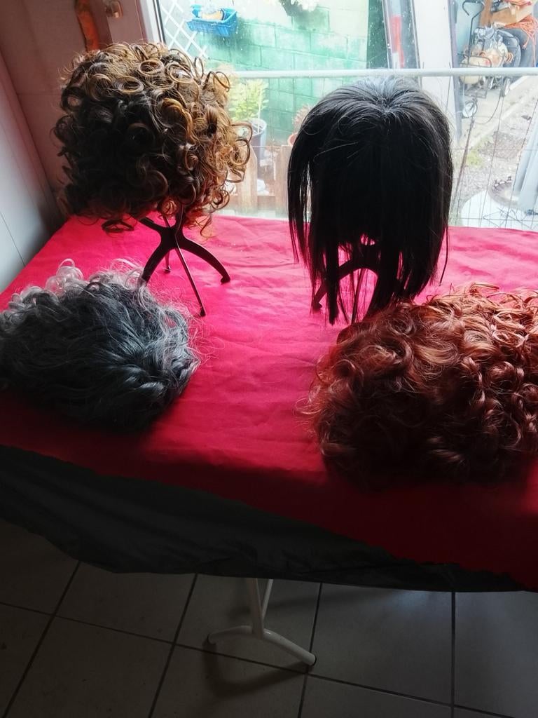 Perruques femme état neuf jamais portées, Enlèvement